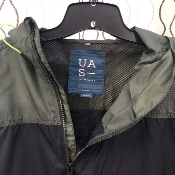 Under Armour Sportswear Track Jacket in Medium - Picture 13 of 16